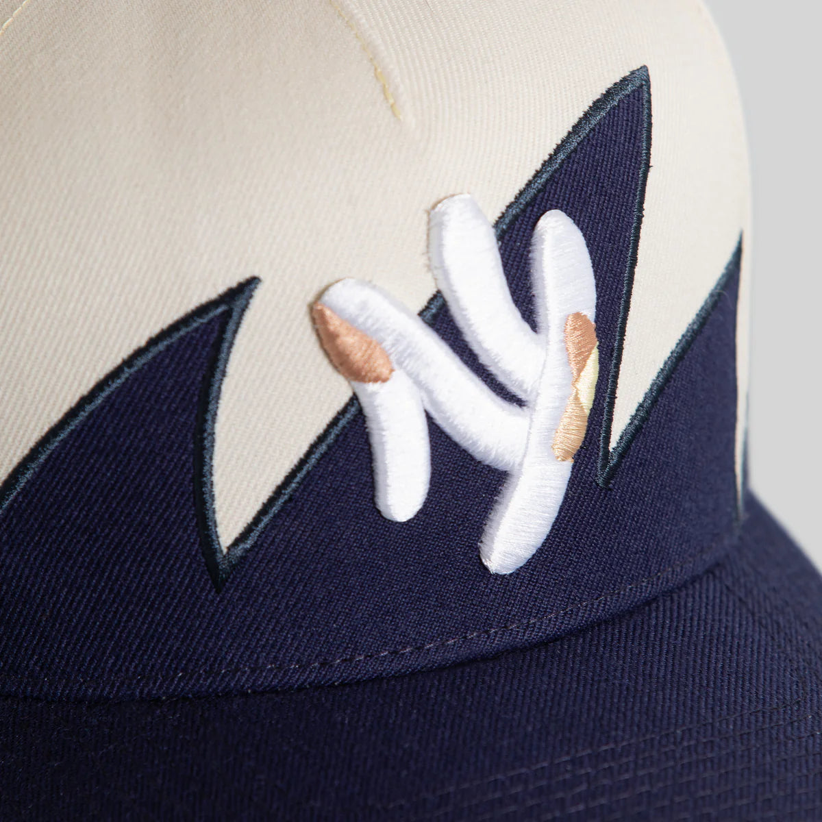 THE NEW YANKEE SHARKTOOTH (NAVY BLUE / TAN)